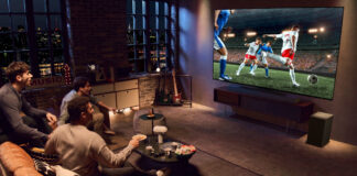 Freunde schauen Fußball im Wohnzimmer auf LG TV