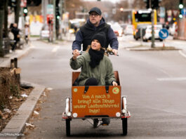 Anke Engelke und Bjarne Mädel mit dem Lastenrad