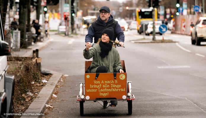 Anke Engelke und Bjarne Mädel mit dem Lastenrad