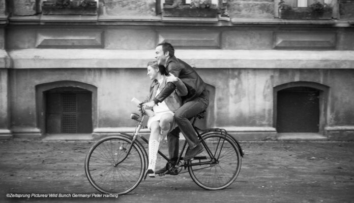 Albrecht Schuch und Jella Haase auf Fahrrad