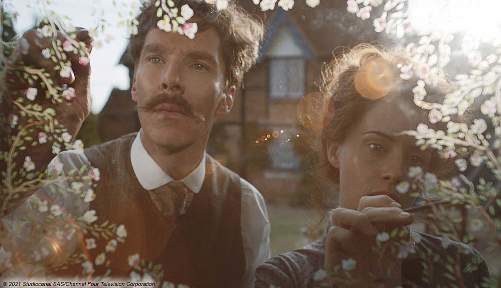 Benedict Cumberbatch schaut in "Die wundersame Welt des Louis" Wain durch eine Hecke