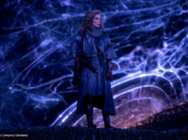 Michelle Pfeiffer vor blauem Portal