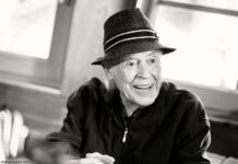 Tony Marshall ist tot. Schwarzweißes Bild des Hochbetagten Musikers mit Hut