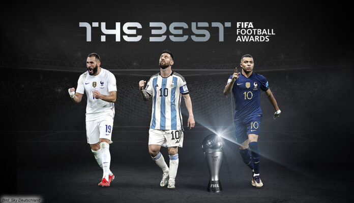 Karim Benzema, Lionel Messi und Kylian Mbappe vor schwarzem Hintergrund. Schriftzug zur Wahl des Weltfußballers 2022 ist oben zu sehen.