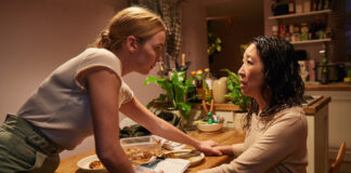 "Killing Eve" im ZDF: Villanelle konfrontiert Eve in ihrer Küche