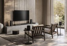 Sessel vor Fernseher mit Loewe Lautsprechern
