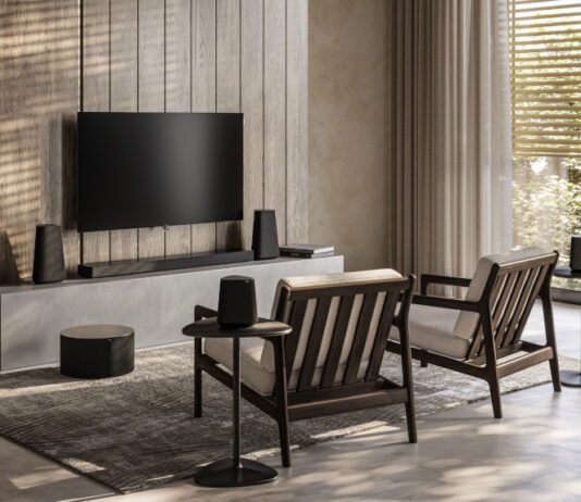 Sessel vor Fernseher mit Loewe Lautsprechern