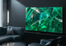 Samsung OLED TV in dunklem Wohnzimmer