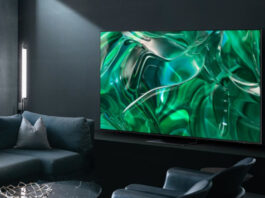 Samsung OLED TV in dunklem Wohnzimmer