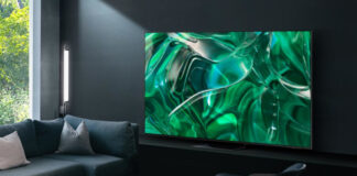 Samsung OLED TV in dunklem Wohnzimmer