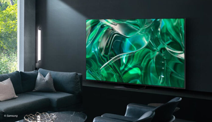 Samsung TV in dunklem Wohnzimmer
