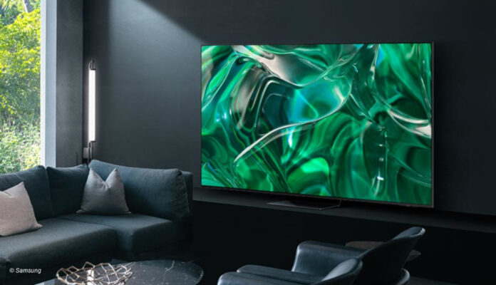 Samsung OLED TV in dunklem Wohnzimmer