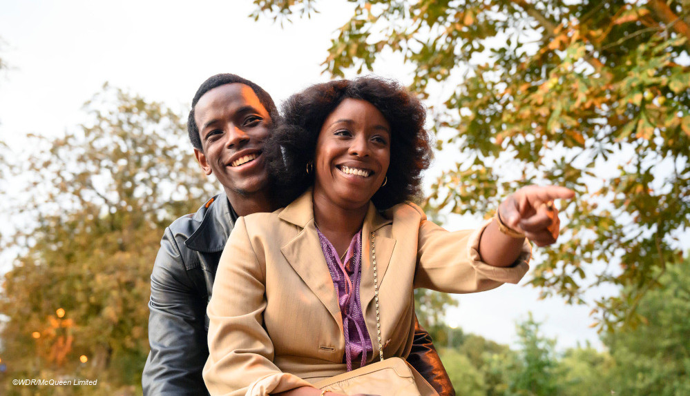 Franklyn (Micheal Ward, l.) und Martha (Amarah-Jae St-Aubyn) verbringen viel Zeit miteinander.