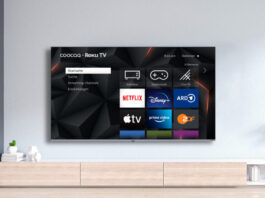 Der Roku TV R5G von Coocaa im Aufstellbeispiel montiert vor einer Wohnwand