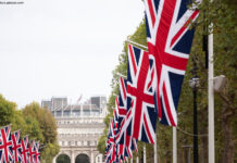 Central London mit Union Jacks beflaggt