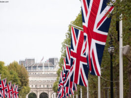 Central London mit Union Jacks beflaggt