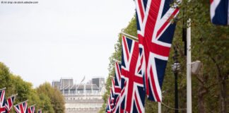 Central London mit Union Jacks beflaggt