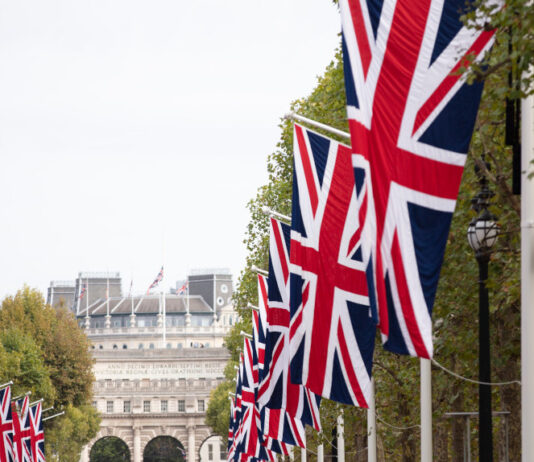 Central London mit Union Jacks beflaggt