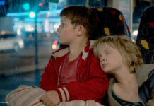 Zwei Kinder im Bus in "Jack"