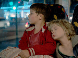 Zwei Kinder im Bus in "Jack"