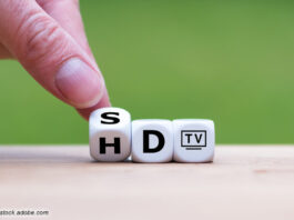 Umstellung von SD auf HD dargestellt anhand von Würfeln, die umgedreht werden