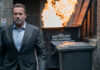 Arnold Schwarzenegger vor brennendem Müll