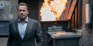 Arnold Schwarzenegger vor brennendem Müll