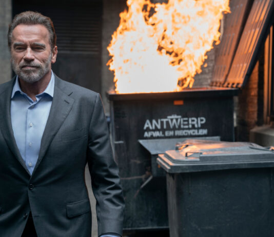 Arnold Schwarzenegger vor brennendem Müll