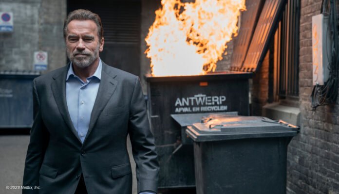 Arnold Schwarzenegger vor brennendem Müll
