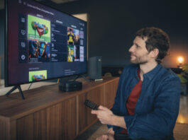 Mann vor Giga-TV