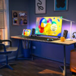 Hisense TV als Monitor auf Schreibtisch
