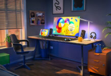 Hisense TV als Monitor auf Schreibtisch