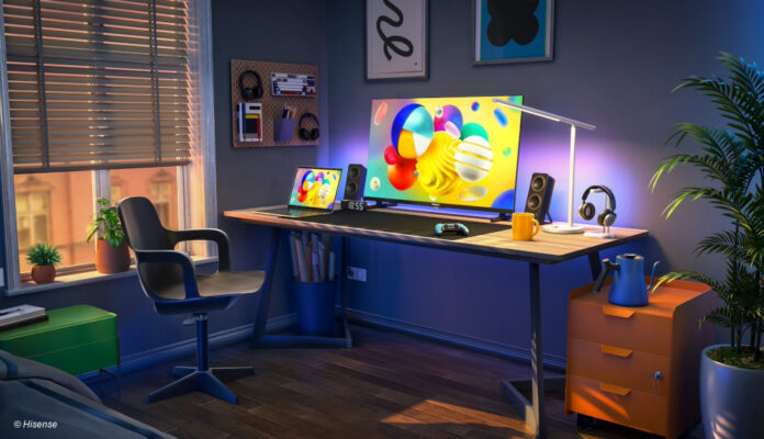 Hisense TV als Monitor auf Schreibtisch