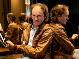 Olaf Schubert vor Spiegel in "Olaf Jagger"