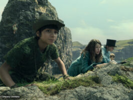 Peter Pan und Wendy auf einem Felsen