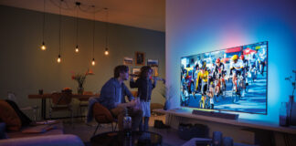 Wohnzimmer mit Philips Ambilight TV