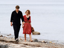 Thomas Schubert und Paula Beer am Strand