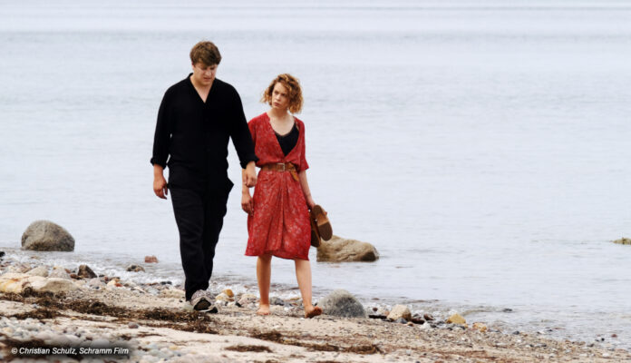 Thomas Schubert und Paula Beer am Strand