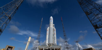 jupiter-sonder juice an bord einer ariane5 rakete