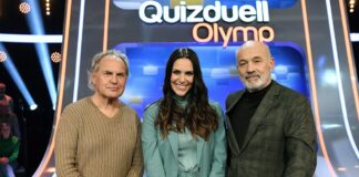 Quizmasterin Esther Sedlaczek (M.) mit den Kandidaten des Teams "Männer": Uwe Ochsenknecht (l.) und Heiner Lauterbach (r.),