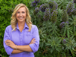 Andrea Kiewel im Garten