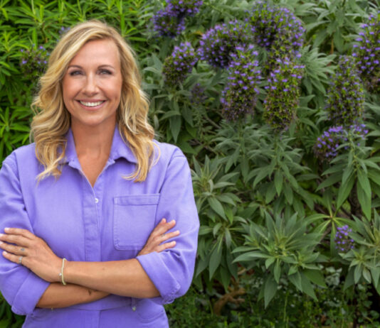 Andrea Kiewel im Garten