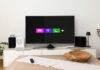 Fernseher in Wohnzimmer mit RTL+ Logo