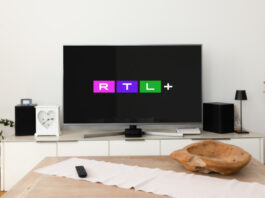 Fernseher in Wohnzimmer mit RTL+ Logo