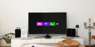 Fernseher in Wohnzimmer mit RTL+ Logo