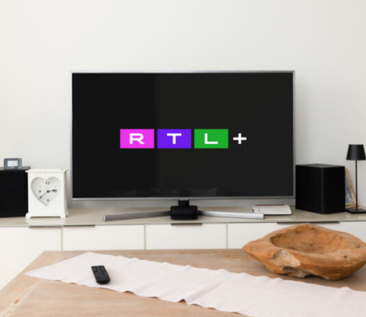 Fernseher in Wohnzimmer mit RTL+ Logo