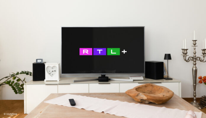 Fernseher in Wohnzimmer mit RTL+ Logo