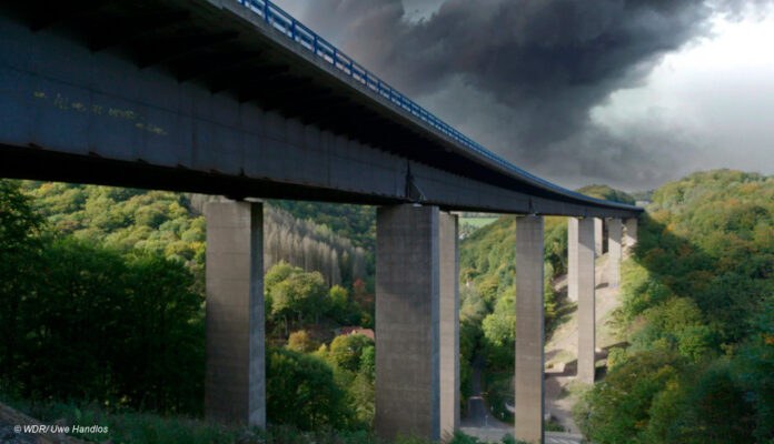 Rahmedetalbrücke vor dunklem Himmel