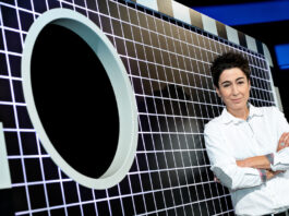 Dunja Hayali vor Torwand
