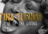 Tina Turner mit Schriftzug "On the Living"